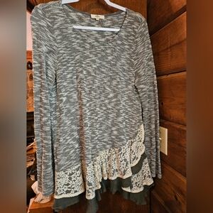 ENTRO Black and Cream Lace Trim Tunic Blouse- SIZE LARGE